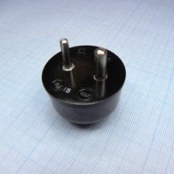 48К вилка соединительная, Вилка предназначена для присоединения к электрической сети машины и механизмов переносных приёмников тока. Установка производится путём вставки вилки в розетку 48к.