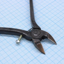 ИН-0009 кусачки боковые косые, победитовые, пружина, упор, Бокорезы с победитовыми напайками, обеспечивают плоский рез без фаски, рабочая поверхность расположена под наклоном, оснащены витой пружиной и винтовым упором, длина 130мм